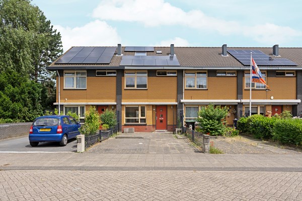 Onder bod: Grote woning in de aantrekkelijk gelegen Oostvaardersbuurt in Almere Buiten. Grotendeels verbeterde woning met twee parkeerplaatsen op eigen terrein. 16 zonnepanelen op het dak. 